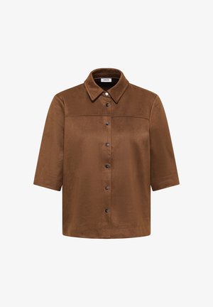 Veste-shirt brune à manches courtes en tissu doux. Elle dispose d'un col, d'une fermeture à boutons et d'un design épuré et minimaliste sans motifs.