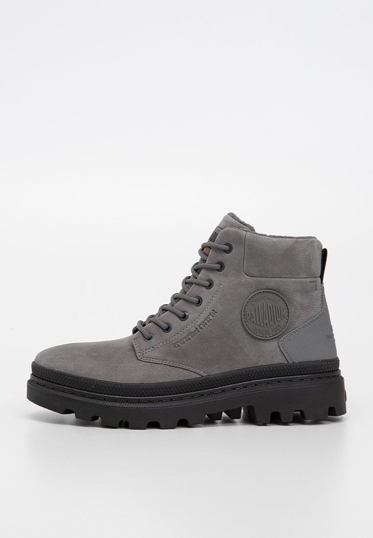 Bottines en suède gris avec semelle en caoutchouc ronde, design à lacets, patch logo circulaire sur le côté et finition texturée.
