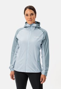 Lichtblauwe lichtgewicht jas met een capuchon, gemaakt van waterafstotend materiaal. Heeft een ritssluiting aan de voorkant en elastische manchetten. Soepele textuur.