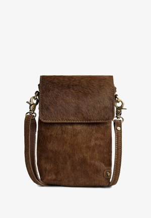 Hnědá crossbody taška z kožešiny s klopou, která má kožený popruh a mosazné kování. Texturovaný povrch s elegantním, obdélníkovým tvarem.