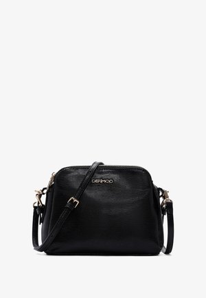 Borsa a tracolla nera in pelle con superficie texturizzata, hardware dorato, chiusura superiore con zip e tracolla regolabile. Presenta un accento con logo.