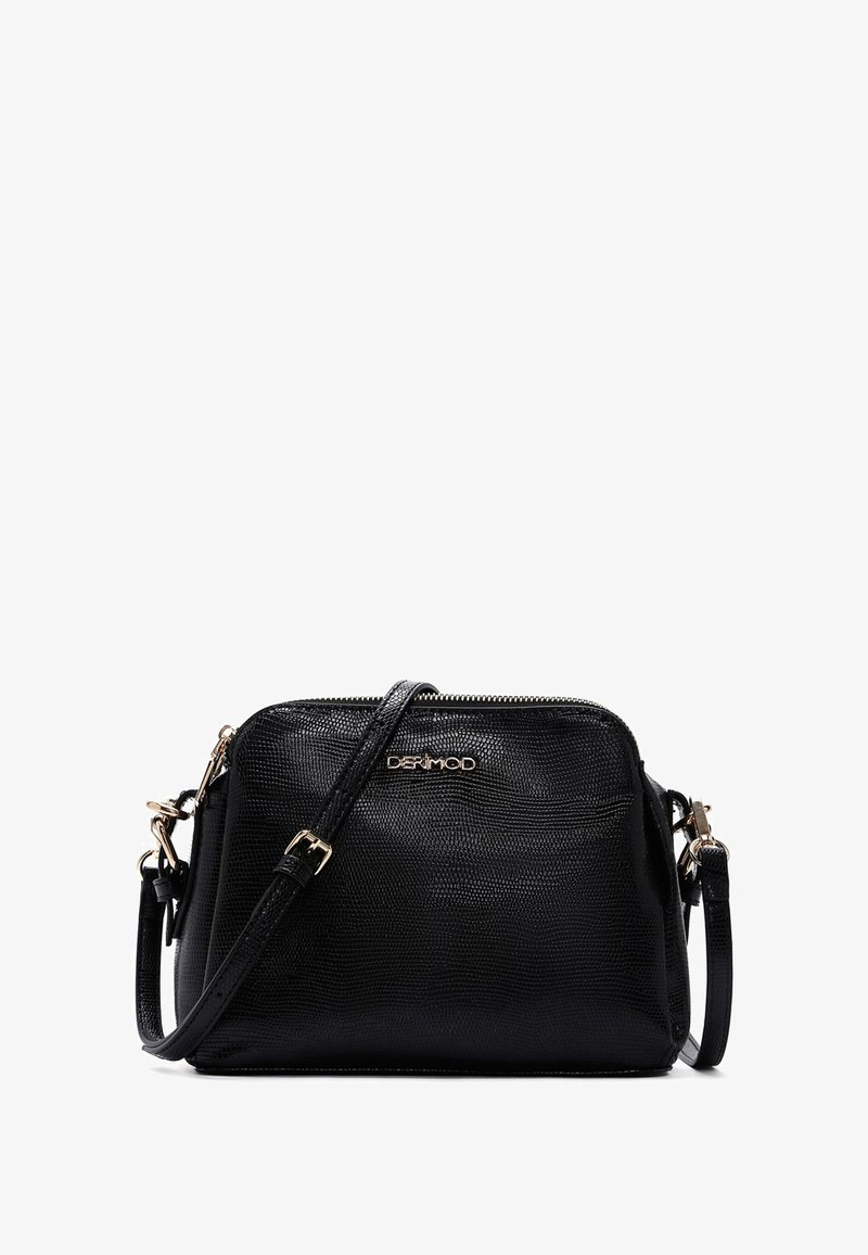 Zwarte leren schoudertas met een gestructureerd oppervlak, goudkleurige hardware, bovenste ritssluiting en verstelbare schouderband. Bevat een logo-accent.