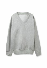 Sudadera gris con escote en V, confeccionada en tela suave, con hombros caídos, puños acanalados y dobladillo. Diseño simple sin patrones visibles.
