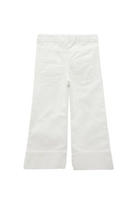 Pantalones de algodón blancos de pierna ancha con una textura suave, que cuentan con dos bolsillos traseros y dobladillos doblados. La cintura tiene trabillas para cinturón que permiten un ajuste ajustable.