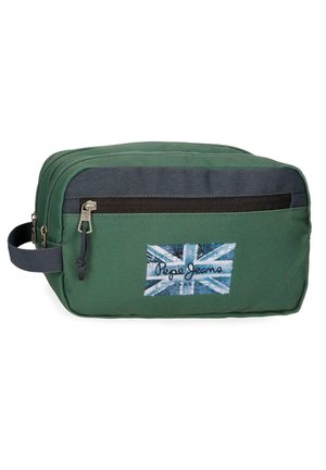 Neceser Pepe Jeans verde y negro con bolsillo frontal con cremallera, asa lateral y parche de la Union Jack con el logotipo de la marca.