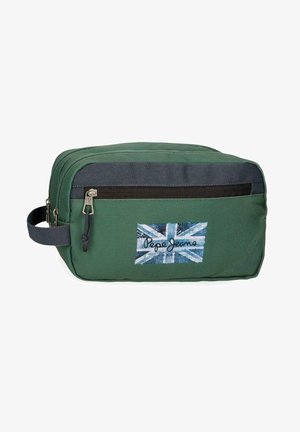 Neceser Pepe Jeans verde y negro con bolsillo frontal con cremallera, asa lateral y parche de la Union Jack con el logotipo de la marca.