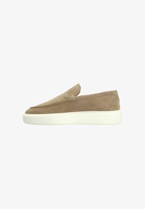 Bottes slip-on en daim beige avec une semelle en caoutchouc blanc bas. Présentent une texture lisse et une couture minimale pour un design épuré.