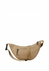 Tasche in Form eines Hüftbeutels aus sandfarbenem Stoff mit gekrümmter Form, verstellbarem Tragegurt, vorderer Reißverschlusstasche und seitlichen Beschlägen für sicheren Verschluss.