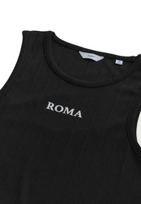 Sort ribbet tanktop med ordet "ROMA" i hvide bogstaver centreret på forsiden. Rund halsudskæring og ærmeløs design. Størrelse M.