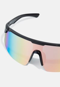 Schwarz gerahmte Sonnenbrille mit einer großen verspiegelten Linse, die von Pink zu Blau übergeht. Glatte Textur und aerodynamisches Design.