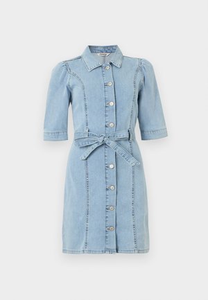 Φόρεμα από ανοιχτό γαλάζιο τζιν με κοντά φουσκωτά μανίκια, κουμπιά μπροστά, γιακά και δεμένη ζώνη στη μέση.