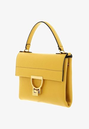 Borsa a mano in pelle gialla con manico superiore e chiusura a scatto in metallo dorato, caratterizzata da una superficie testurizzata e una forma rettangolare strutturata.