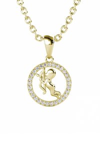 Collana in oro con pendente rotondo raffigurante una figura di bambino che tiene un arco, circondata da strass trasparenti. La catena è composta da anelli ovali.