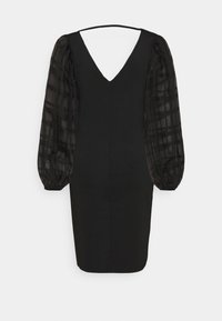 Svart knälång klänning med djup V-halsringning och genomskinliga puffärmar med rutmönster.