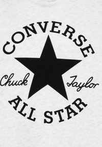 Svart grafikk på hvit bakgrunn med en stjerne og teksten "CONVERSE ALL STAR" med "Chuck" og "Taylor" i håndskrevet stil.