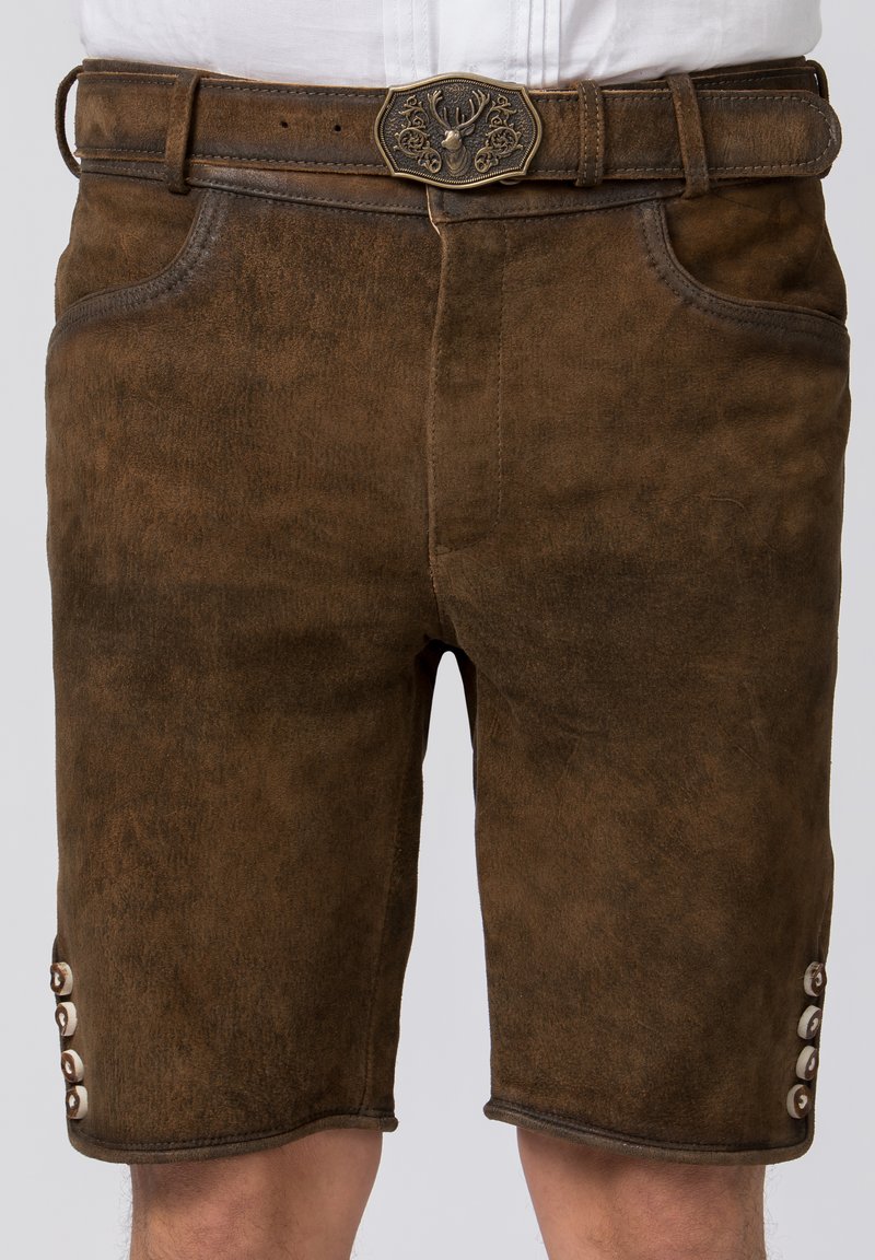 Bruine suède shorts met een zachte textuur, voorzien van een decoratieve metalen riemgesp en unieke knoopaccenten op de benen.