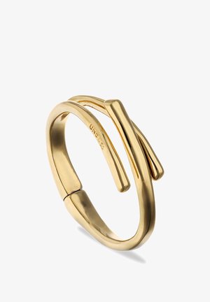 Anillo de metal liso color oro con un diseño moderno con extremos abiertos y superpuestos, con el grabado "UNO de 50" en el interior de la banda.