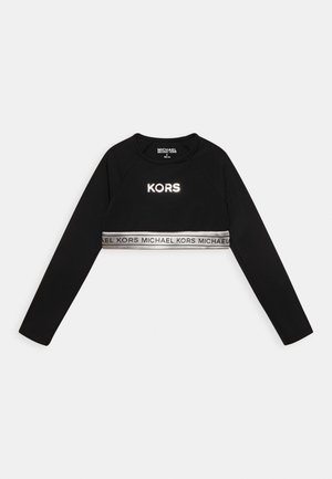 Sort cropped sweatshirt med lange ærmer. Har reflekterende "KORS"-logo på fronten og en kontrasterende grå talje med brandnavn.