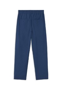 Marineblauwe broek van textuurstof, met een elastische tailleband en twee achterzakken met knoopsluitingen, recht model.