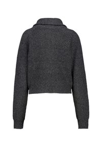 Suéter gris recortado con textura acanalada, que presenta un cuello con solapa y mangas largas, diseñado para un ajuste relajado.