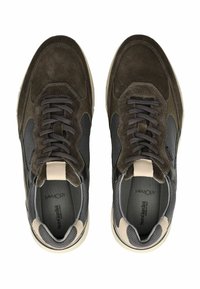 Zapatillas de gamuza y malla gris oscuro con cordones redondos, detalles en beige y una plantilla texturizada y acolchada. Diseño sencillo y construcción ligera.