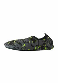 Fekete slip-on cipő sima felszíne, neon zöld és szürke árnyalatú fröccsenés mintával. Kicsi húzófül található a sarokrészén.