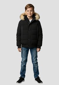 Sort polstret vinterjakke med pelsforet hætte, lynlåslommer og knaplukning. Båret med blå jeans og sorte sneakers.