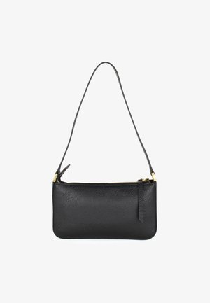 Schwarze Leder-Clutch mit einer strukturierten Oberfläche, schlankem rechteckigem Design, goldenem Reißverschluss und einem einzelnen Schulterriemen zum Tragen.