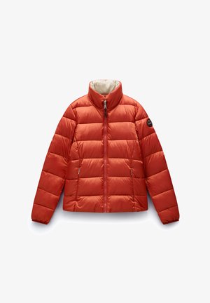 Giacca a vento rossa con colletto alto, motivo a quadri orizzontali e due tasche frontali con zip. Il rivestimento interno è di colore crema.