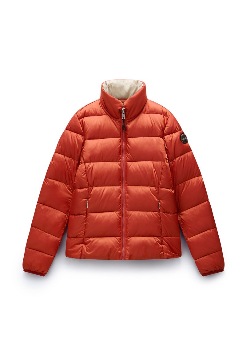 Giacca a vento rossa con colletto alto, motivo a quadri orizzontali e due tasche frontali con zip. Il rivestimento interno è di colore crema.