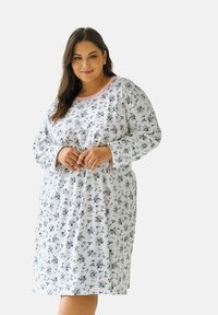 Kwiatowa koszula nocna z miękkiego materiału, biała z niebieskimi i różowymi akcentami, z długimi rękawami i zaokrąglonym dekoltem.