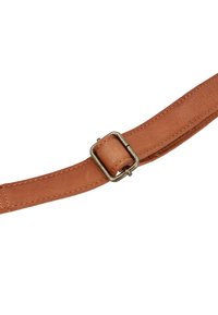 Cintura in pelle marrone con una texture liscia, dotata di una fibbia metallica. La cintura è progettata con cuciture rinforzate lungo i bordi.