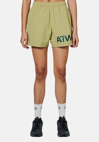 Helle grüne Sportshorts mit elastischem Bund, ausgestattet mit einem auffälligen blauen "ATM"-Grafikdesign und seitlichen Nähdetails.