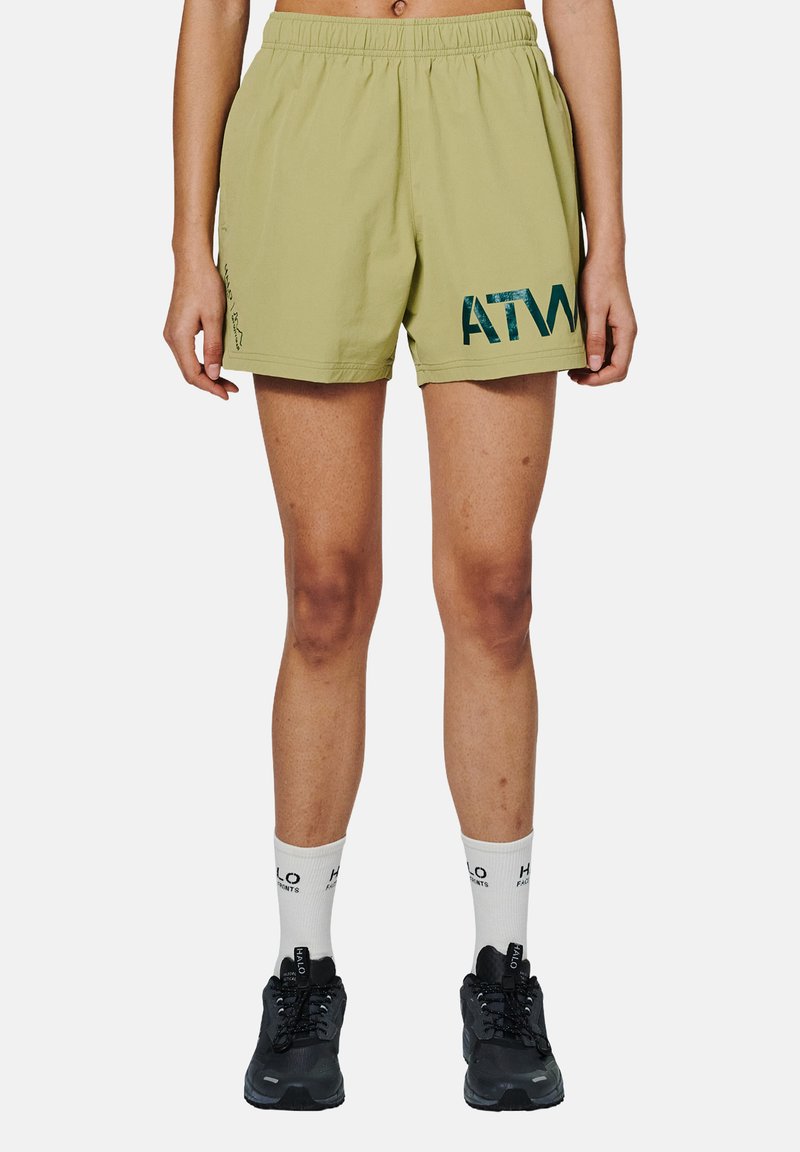 Helle grüne Sportshorts mit elastischem Bund, ausgestattet mit einem auffälligen blauen "ATM"-Grafikdesign und seitlichen Nähdetails.