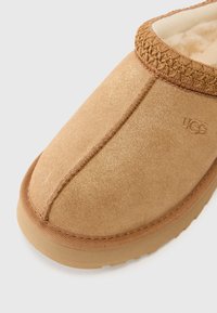 UGG TAZZ DAZZLE - Træsko - chestnut