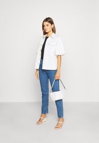 Levi's® 501® CROP JEANS - Calças de ganga de perna direita - sansome breeze stone