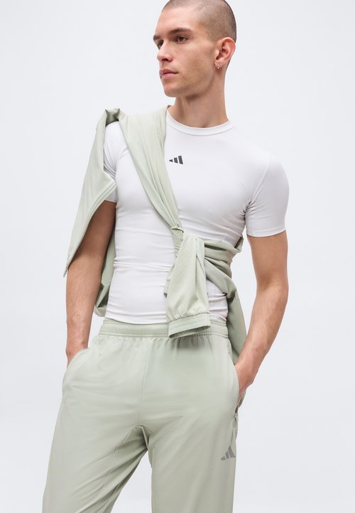 adidas TECH APPAREL SLIM - Tracksuit bottoms - halo green — photo 4