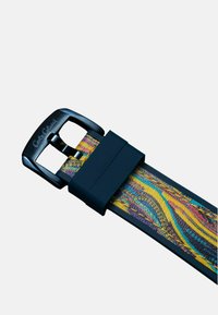 Cintura colorata con motivo, dotata di una fibbia in metallo nero e un anello in plastica. La cintura presenta un design vivace nei toni del giallo, blu e viola.