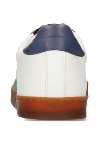 Sneaker bianco in pelle con tallone blu navy, dettagli verdi e suola in gomma beige. Presenta una finitura texturizzata e una forma arrotondata.