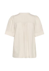 Blusa bianca a maniche corte con collo rotondo, schiena plissettata e risvolti. Tessuto morbido e leggero con una texture liscia.