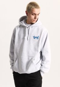 Felpa in cotone grigia con tasca frontale, cappuccio con cordino regolabile e logo blu sul lato sinistro del petto. Design semplice e dalla vestibilità rilassata.