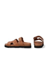 Braune Leder-Sandalen mit einem breiten Design, offener Zehenpartie, verstellbarem Riemen und strukturierten schwarzen Gummisohlen. Verfügt über ausgeschnittene Akzente für Atmungsaktivität.