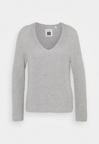 Pull gris en tricot avec manches longues, présentant un col en V et une texture côtelée. Étiquette visible à l'intérieur au niveau du col. Convient pour un usage décontracté.