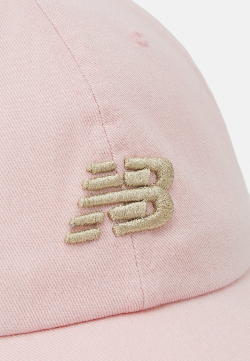 Cappellino di cotone rosa con finitura testurizzata, caratterizzato da un logo ricamato beige sul davanti. Visiera curva e dettagli cuciti.