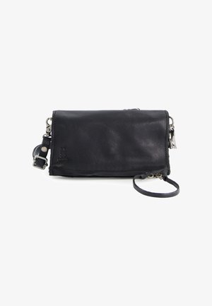 Černá kožená psaníčko s zipem, popruhem a stříbrným kovovým hardwarem na bílém pozadí.