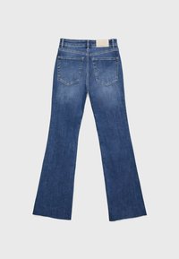 Tummansiniset leveälahkeiset farkut, jotka on valmistettu denimestä, ja niissä on takataskut hienovaraisella tekstuurilla sekä merkkilappu vyötäröllä takana.