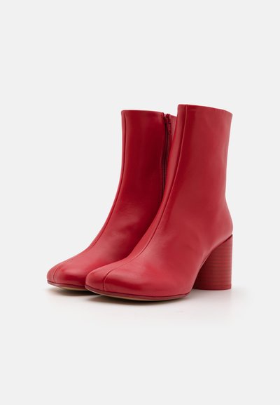 MM6 Maison Margiela Botas clássicas de cano curto - fiery red