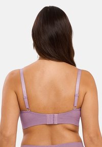 Soutien-gorge lilas en tissu doux et texturé, avec des bretelles en satin ajustables et une fermeture à crochets et œillets à l'arrière comportant trois rangées d'œillets.