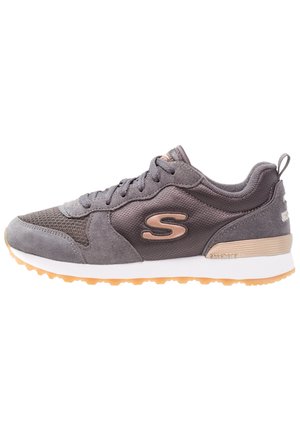 Grijze sportschoen van een mix van suede en mesh materiaal, ronde neus, veters en een gestructureerde zool. Bevat een rosegouden accentlogo.