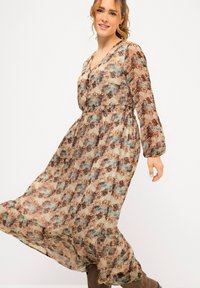 Maxikleid aus leichtem, gemustertem Stoff in Brauntönen und Blau. V-Ausschnitt, lange Ärmel und elastischer Taillengummi.
